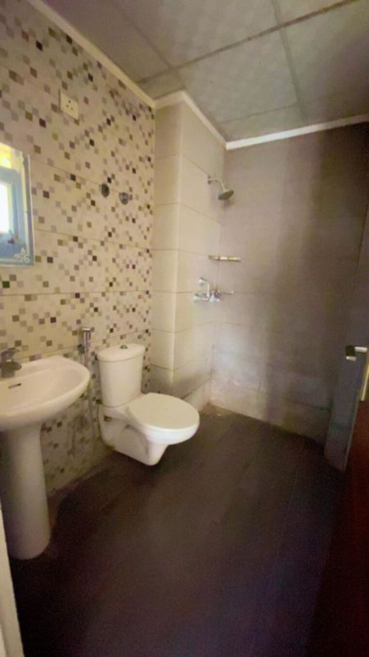 Bathroom, highland-park-chandigarh 2 Bedroom 1850 Sq.Ft. Apartment In Bhabat Zirakpur 10496529