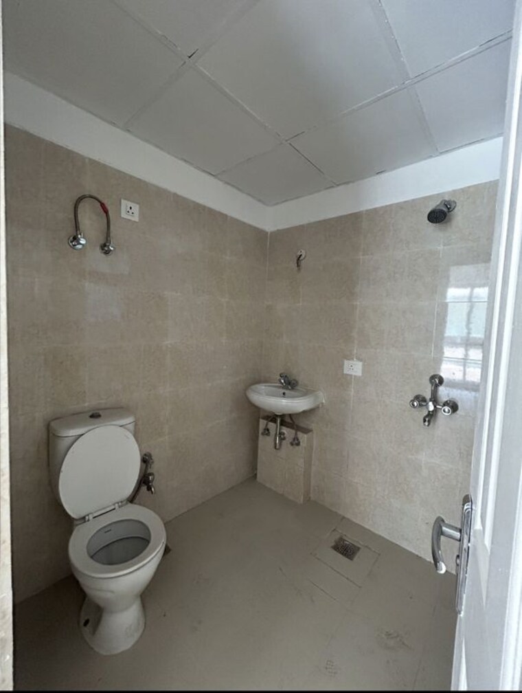Bathroom, bptp-parkland-pride 4 Bedroom 278 Sq.Yd. Independent House In Sector 77 Faridabad 10496540