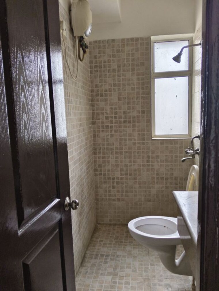 Bathroom, paras-tierea 3.5 Bedroom 1285 Sq.Ft. Apartment In Sector 137 Noida 10496569
