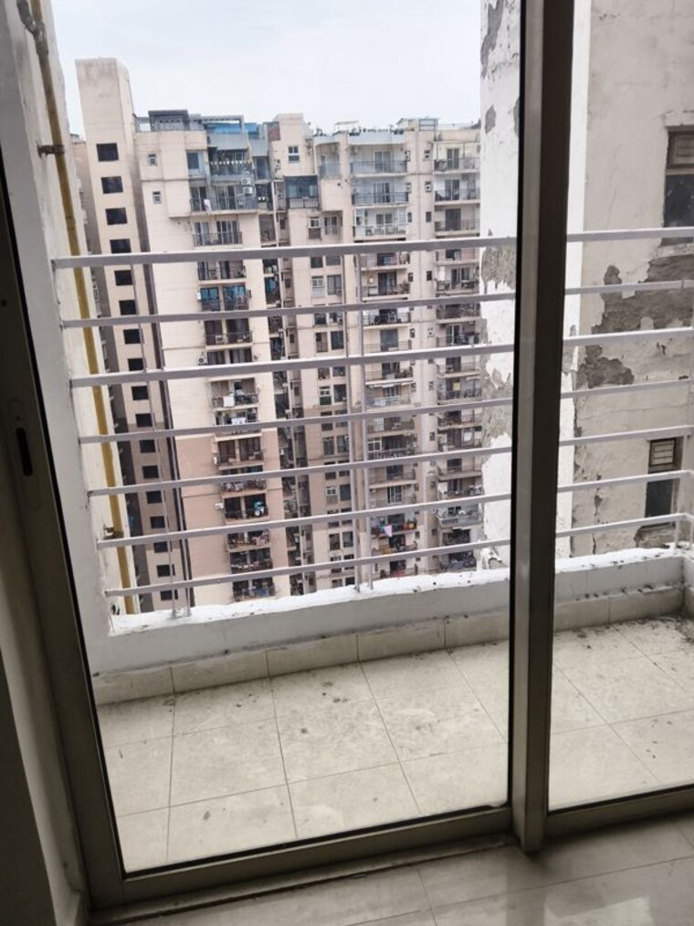 Balcony, paras-tierea 3.5 Bedroom 1285 Sq.Ft. Apartment In Sector 137 Noida 10496569