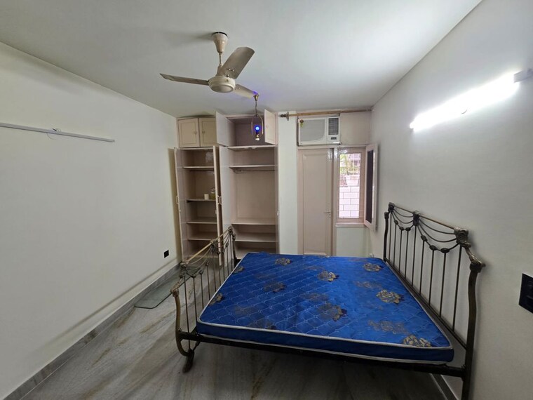 Bedroom, sector 33 3 Bedroom 250 Sq.Yd. Builder Floor In Sector 33 Noida 10496591