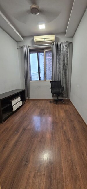 Room in 2.5 BHK Apartment at Neelkanth Greens, Manpada – for Rent