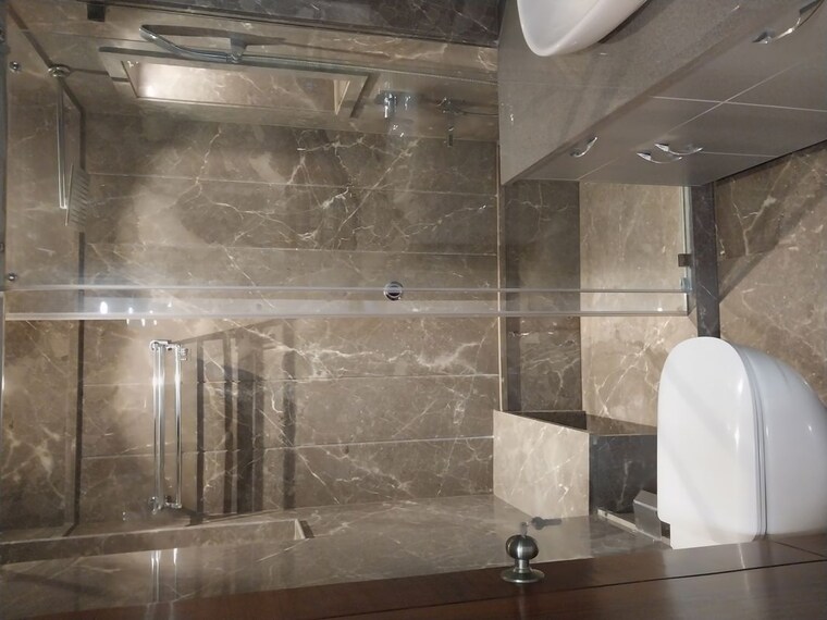 Bathroom, new rajinder nagar 3 Bedroom 125 Sq.Yd. Builder Floor In New Rajinder Nagar Delhi 10496480
