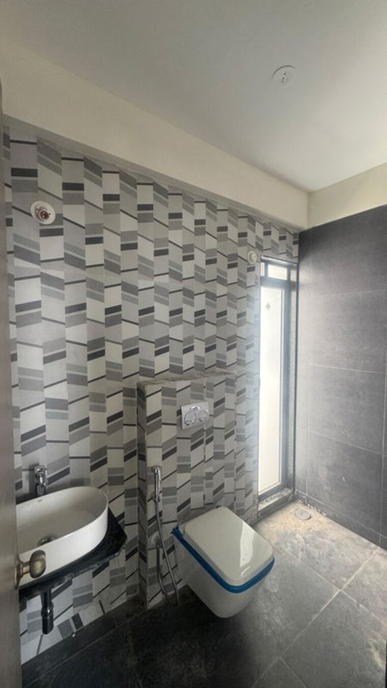 Bathroom, damji-shamji-mahavir-spring-tulip-phase-1 2 Bedroom 716 Sq.Ft. Apartment In Pokhran Road No Two Thane 10496687