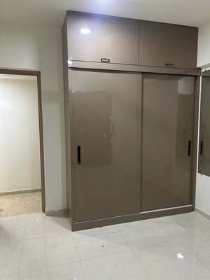 Room in 3.5 BHK Apartment at Lodha Woods, Kandivali East – for Rent