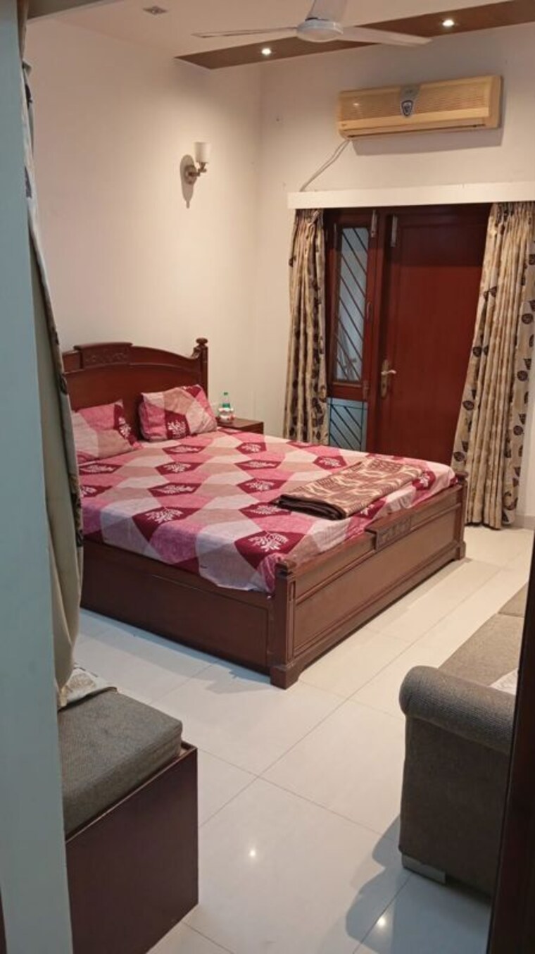 Bedroom, sector 41 2 Bedroom 120 Sq.Mt. Builder Floor In Sector 41 Noida 10496862