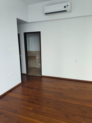 Room in 3 BHK Apartment at Piramal Aranya Arav, Byculla – for Rent