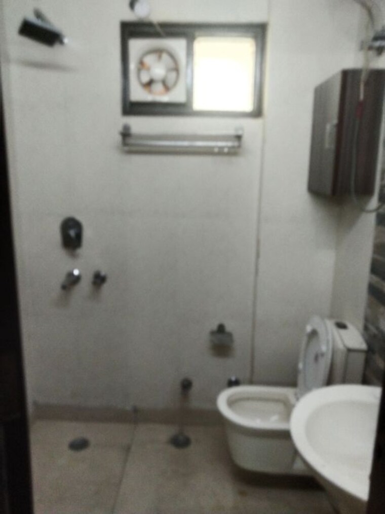 Bathroom, new rajinder nagar 3 Bedroom 125 Sq.Yd. Builder Floor In New Rajinder Nagar Delhi 10496970