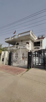 4 BHK + Pooja Room,Study Room 500 Sq.Yd. Independent House in Sector 17