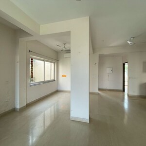 Room in 3 BHK Builder Floor at BPTP Amstoria Country Floor, Sector 102 – for Rent