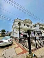 3 BHK + Pooja Room,Servant Room,Study Room,Store Room 400 Sq.Yd. Independent House in Sector 15