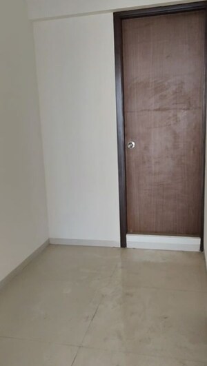 Room in 4 BHK Apartment at Thane West – for Rent