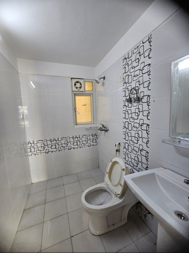 Bathroom, gulshan-vivante 2.5 Bedroom 1202 Sq.Ft. Apartment In Sector 137 Noida 10497428