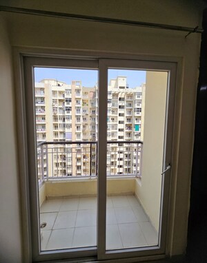 Room in 2.5 BHK Apartment at Gulshan Vivante, Sector 137 – for Rent