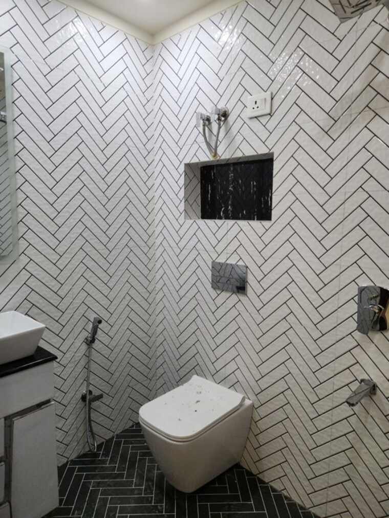 Bathroom, freedom fighters enclave 3 Bedroom 1500 Sq.Ft. Builder Floor In Freedom Fighters Enclave Delhi 10497425