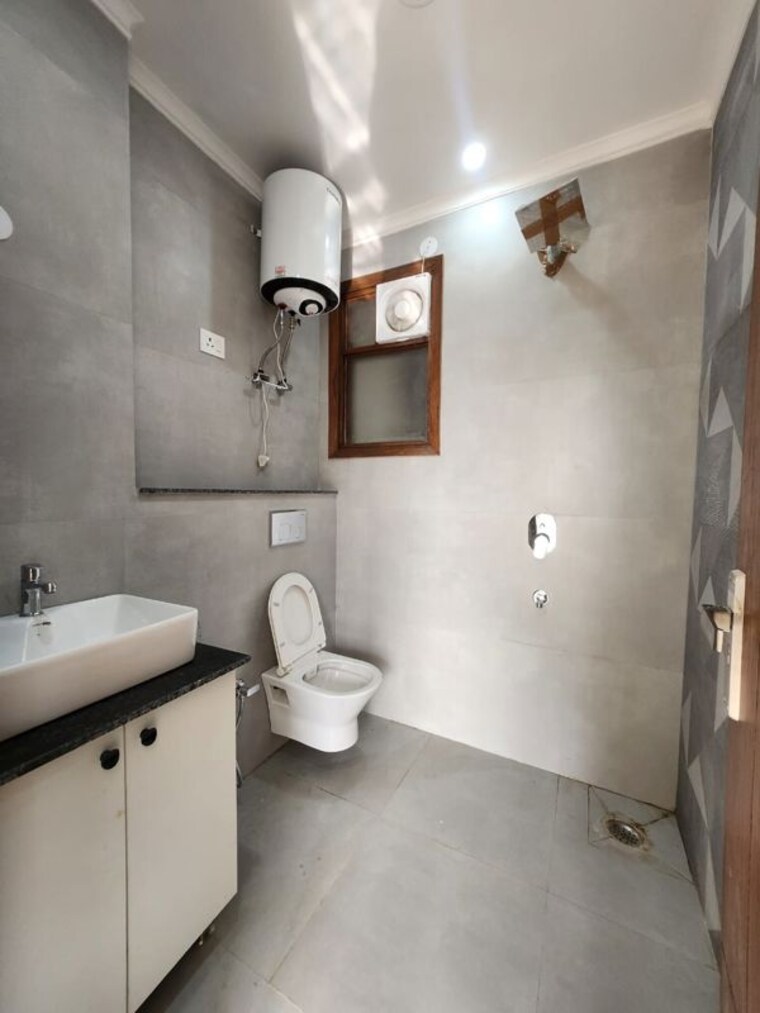 Bathroom, freedom fighters enclave 3 Bedroom 1500 Sq.Ft. Builder Floor In Freedom Fighters Enclave Delhi 10497506