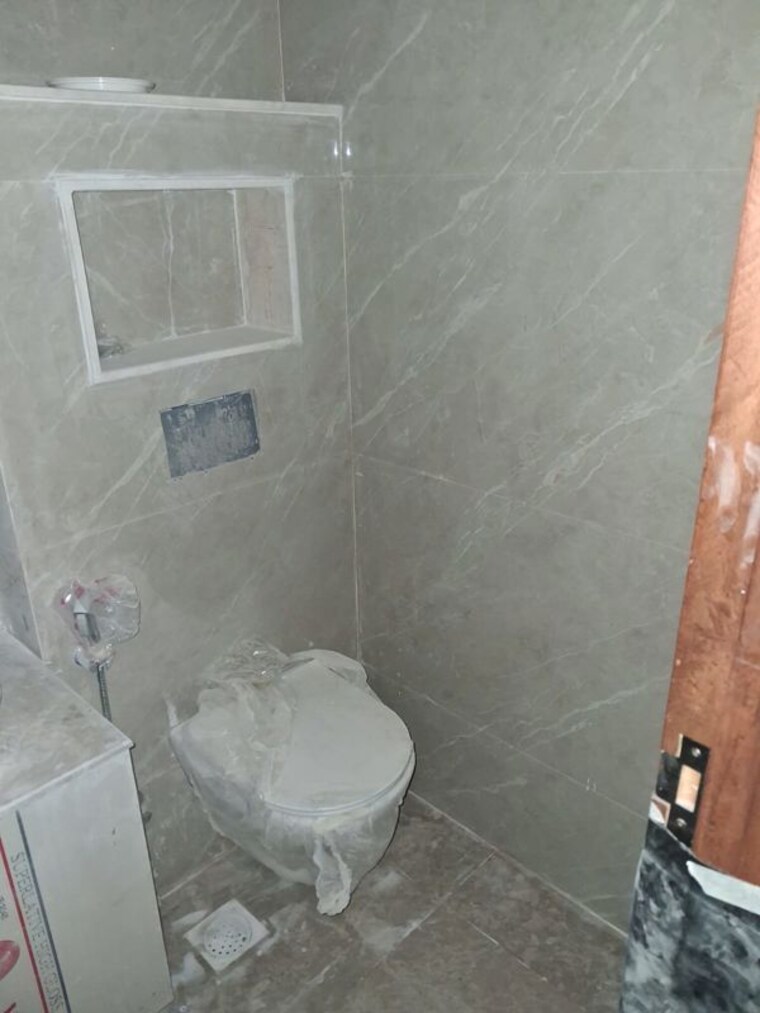 Bathroom, jawahar nagar 3 Bedroom 125 Sq.Yd. Apartment In Jawahar Nagar Delhi 10497464