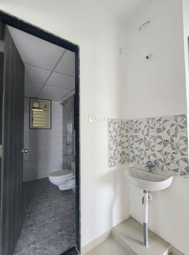 Bathroom, goel-ganga-altus 2.5 Bedroom 900 Sq.Ft. Apartment In Kharadi Pune 10497643
