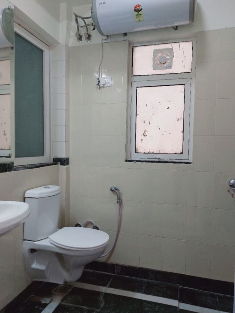 Bathroom, dlf-regency-park-i 2 Bedroom 1105 Sq.Ft. Builder Floor In Dlf Phase iv Gurgaon 10497646