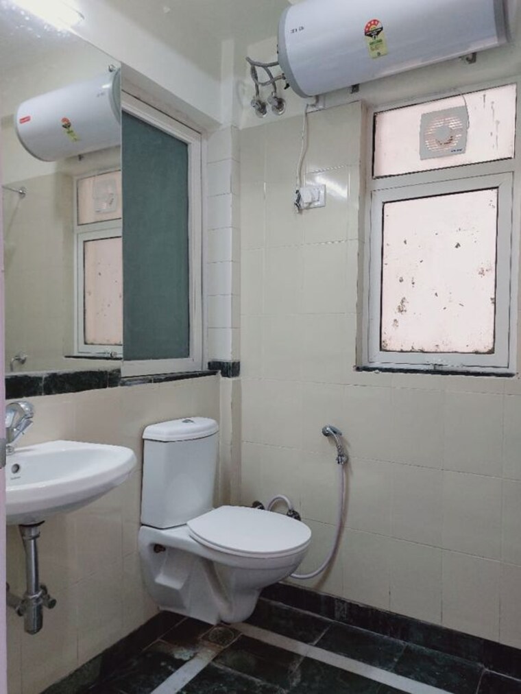 Bathroom, dlf-regency-park-i 2 Bedroom 1105 Sq.Ft. Builder Floor In Dlf Phase iv Gurgaon 10497646
