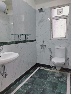 Bathroom in 2 BHK Builder Floor at DLF Regency Park I, Dlf Phase iv – for Rent