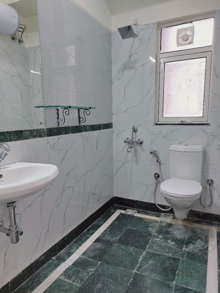 Bathroom, dlf-regency-park-i 2 Bedroom 1105 Sq.Ft. Builder Floor In Dlf Phase iv Gurgaon 10497646