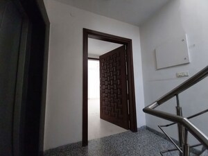 Room in 4 BHK Apartment at Vasant Vihar – for Rent