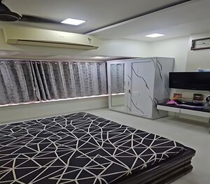 Bedroom in 2.5 BHK Apartment at Dadar East – for Rent