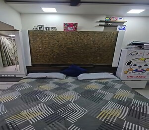 Bedroom in 2.5 BHK Apartment at Dadar East – for Rent