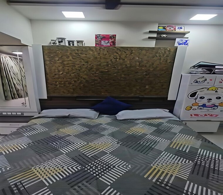Bedroom, dadar east 2.5 Bedroom 1000 Sq.Ft. Apartment In Dadar East Mumbai 10497721
