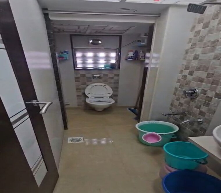  Parking, dadar east 2.5 Bedroom 1000 Sq.Ft. Apartment In Dadar East Mumbai 10497721