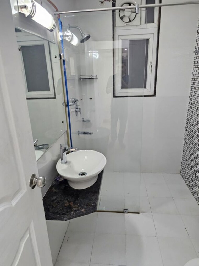 Bathroom, shalimar-one-world-belvedere-court-3 4 Bedroom 3220 Sq.Ft. Apartment In Gomti Nagar Lucknow 10497874