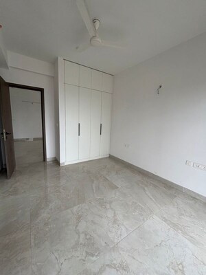Room in 4 BHK Apartment at Shalimar One World Belvedere Court 3, Gomti Nagar – for Rent