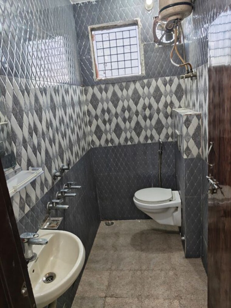  Parking, sector 49 2 Bedroom 162 Sq.Mt. Builder Floor In Sector 49 Noida 10497902