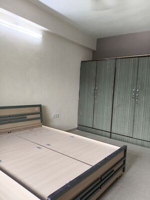 Room in 3 BHK Apartment at Ambawadi – for Rent