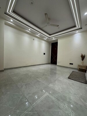 Room in 2 BHK Apartment at Chattarpur – for Rent