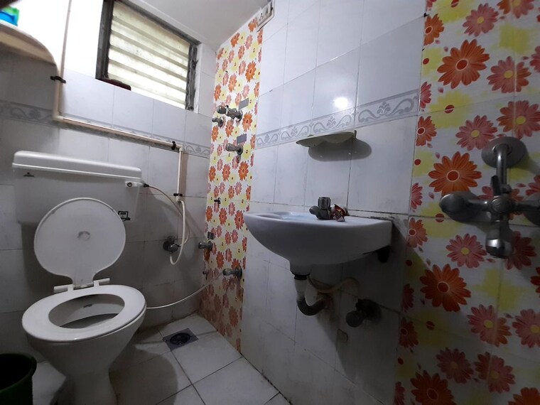 Bathroom, green-hill-chs-dindoshi 2 Bedroom 860 Sq.Ft. Apartment In Goregaon East Mumbai 10497962