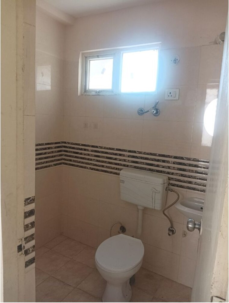 Bathroom, shree-vardhman-green-court 2 Bedroom 636 Sq.Ft. Apartment In Sector 90 Gurgaon 10498006