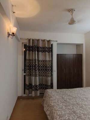 Room in 2 BHK Apartment at Jaypee Greens Kosmos, Sector 134 – for Rent