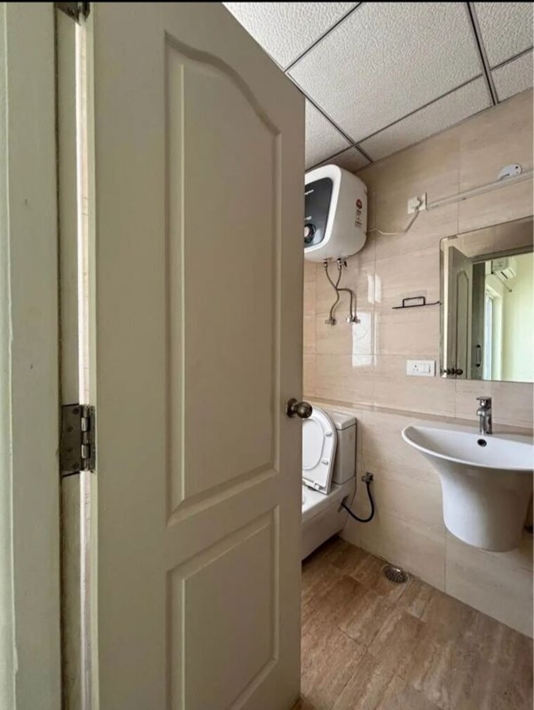 Bathroom, shree-vardhman-victoria 3.5 Bedroom 1980 Sq.Ft. Apartment In Sector 70 Gurgaon 10498032