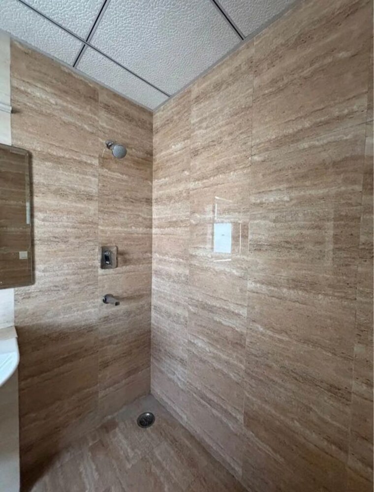 Bathroom, shree-vardhman-victoria 3.5 Bedroom 1980 Sq.Ft. Apartment In Sector 70 Gurgaon 10498032