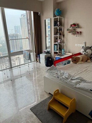 Team Area in 1 BHK Apartment at Marine Lines – for Rent