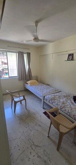 1.5 BHK + Extra Room Apartment For Rent in Maniyar Apartment