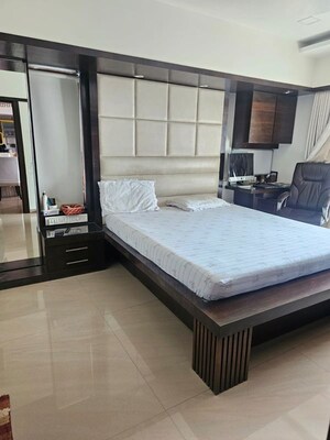 Bedroom in 5 BHK Apartment at Santacruz East – for Rent