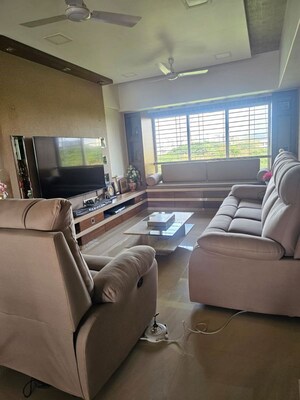 Team Area in 5 BHK Apartment at Santacruz East – for Rent