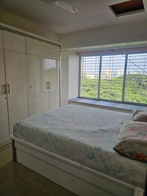 Bedroom in 5 BHK Apartment at Santacruz East – for Rent