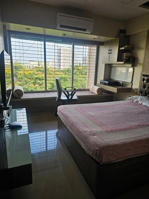 Bedroom in 5 BHK Apartment at Santacruz East – for Rent