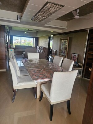 Team Area in 5 BHK Apartment at Santacruz East – for Rent