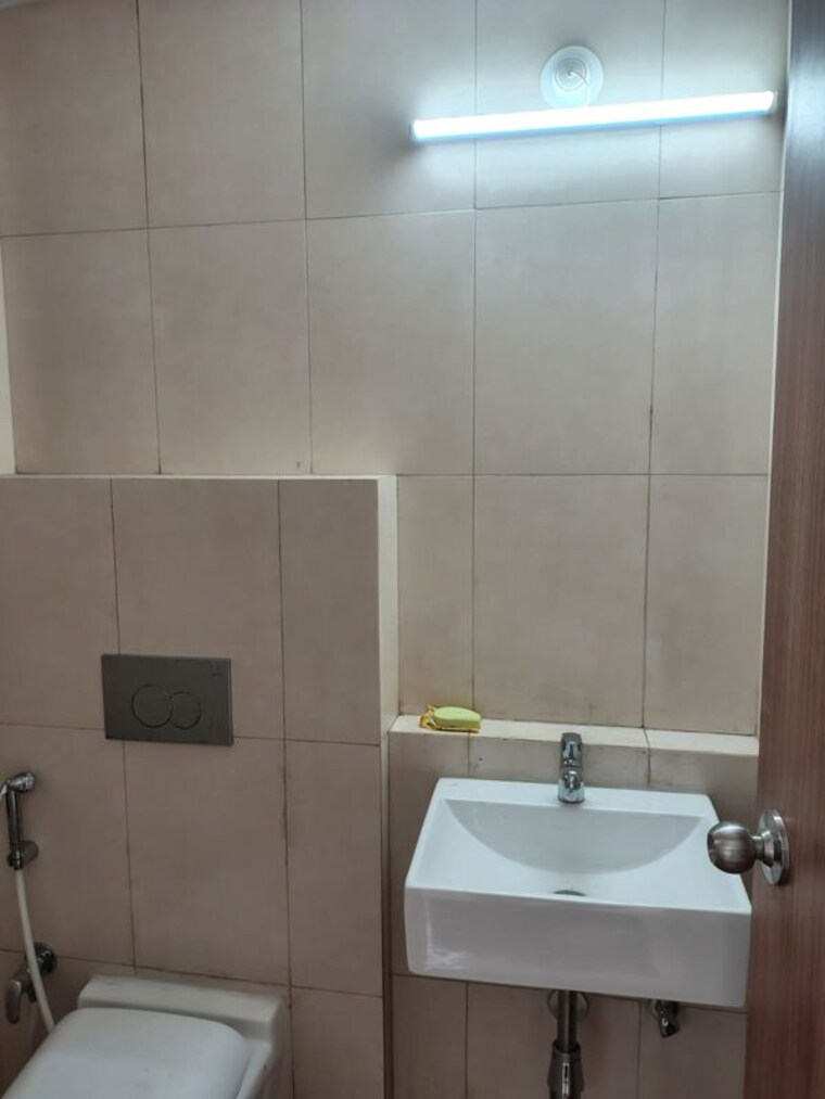 Bathroom, lodha-splendora 3 Bedroom 1200 Sq.Ft. Apartment In Ghodbunder Road Thane 10498170
