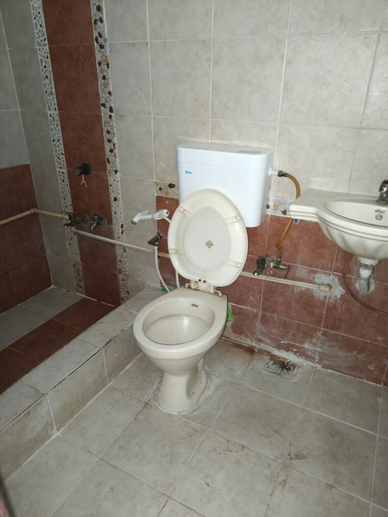 Bathroom, jivraj park 1 Bedroom 950 Sq.Ft. Villa In Jivraj Park Ahmedabad 10498179
